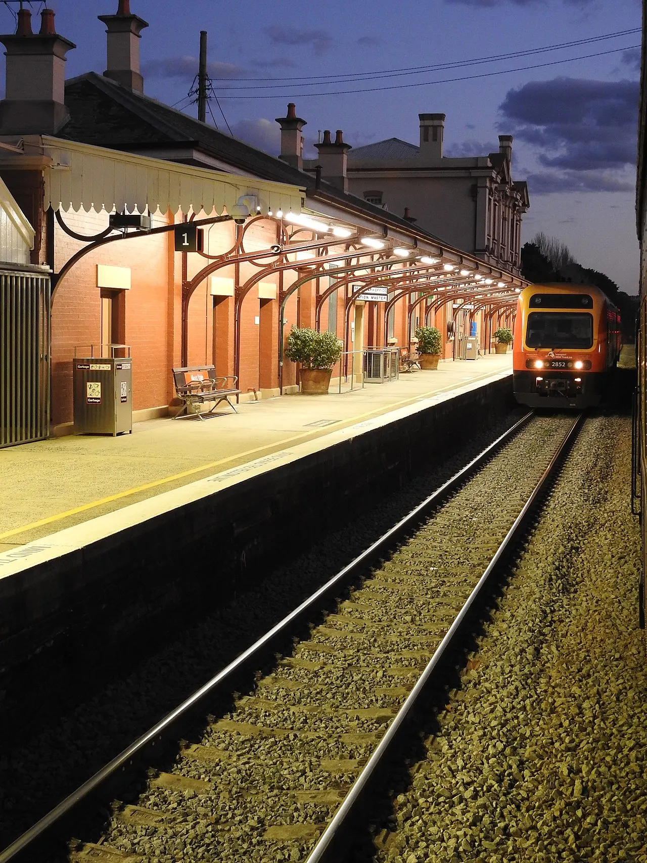 Endeavour railcar at Moss Vale station